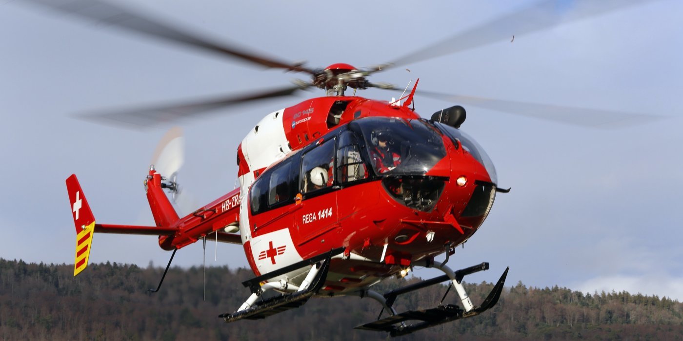 Secours, intervention d'un hélicoptère de la Rega lors d'un accident de la circulation mortel à Develier, 5 janvier 2016. (Roger Meier)