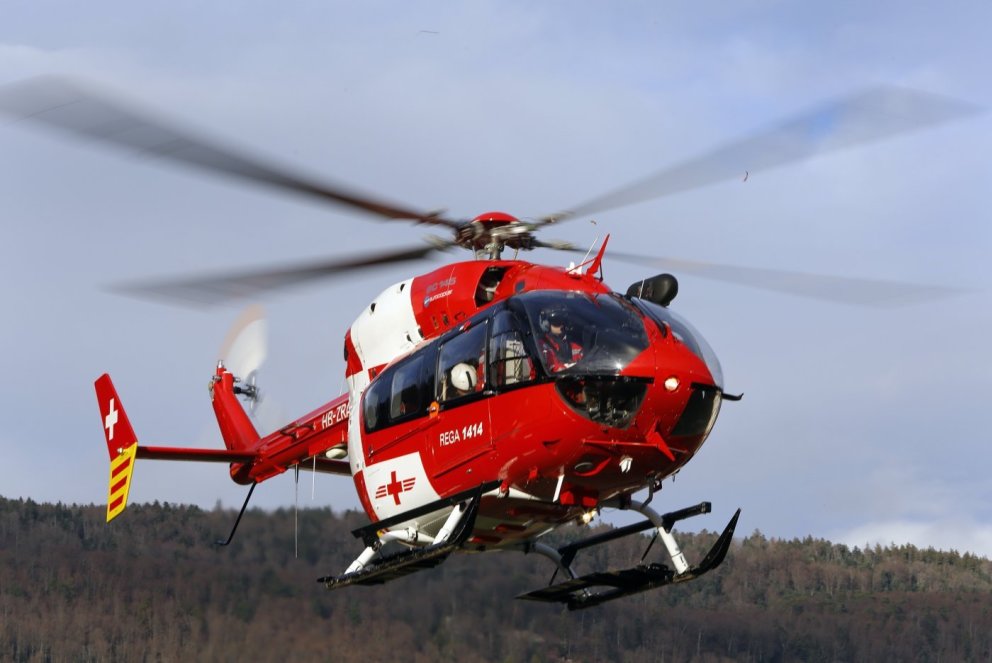 Secours, intervention d'un hélicoptère de la Rega lors d'un accident de la circulation mortel à Develier, 5 janvier 2016. (Roger Meier)