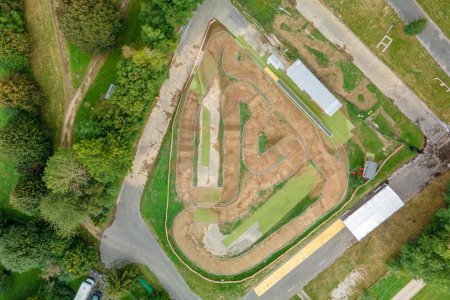 Le Mini bolides club Jura (MBCJ) organise une manche du championnat suisse de buggy sur sa nouvelle piste à Courgenay les 21 et 22 septembre 2024. A l'image, une photo de la piste prise par drone.
