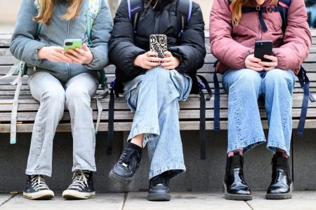 Les téléphones portables peuvent favoriser l'isolement.