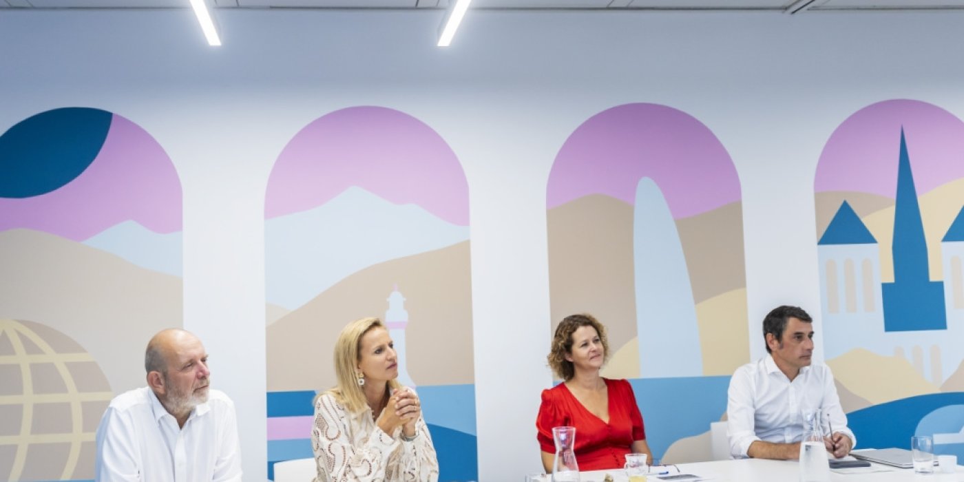Le nouveau dispositif genevois d'incitation à la production audiovisuelle a été présenté à la presse par le conseiller d'Etat Thierry Apothéloz, la conseillère d'Etat Delphine Bachmann, la conseillère administrative de la Ville de Genève Joëlle Bertossa et Antoine Lejoindre, Film Officer. KEYSTONE