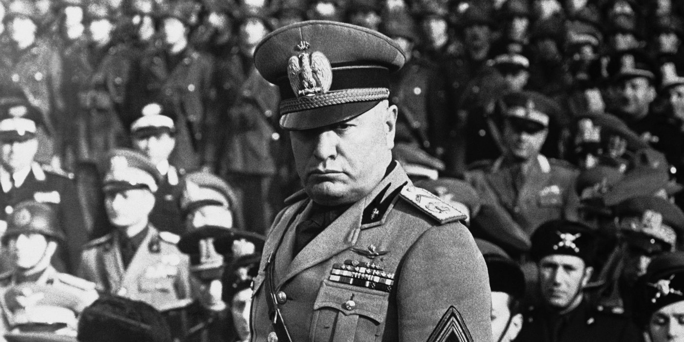 Benito Mussolini lors d’un défilé de sa garde personnelle. Rome, février 1943.