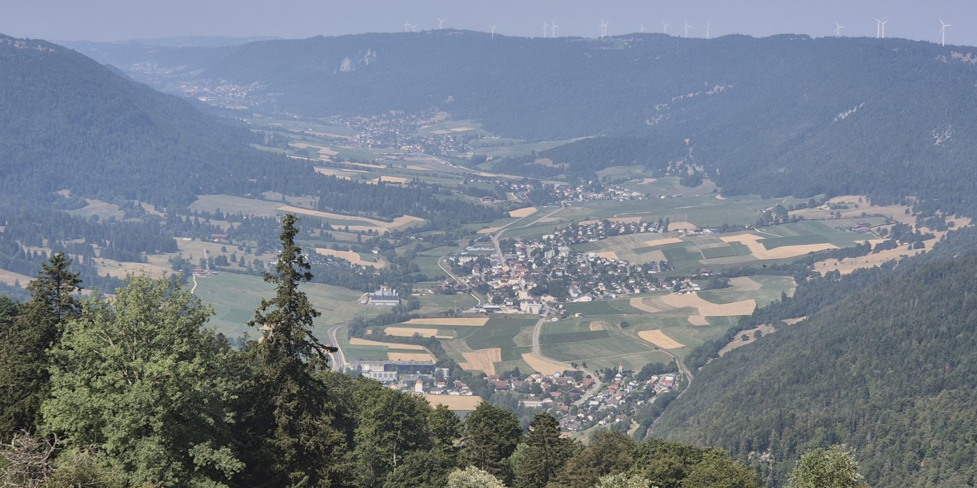 vue sur le vallon de Saint-Imier depuis le sommet de la Cote de Chaux