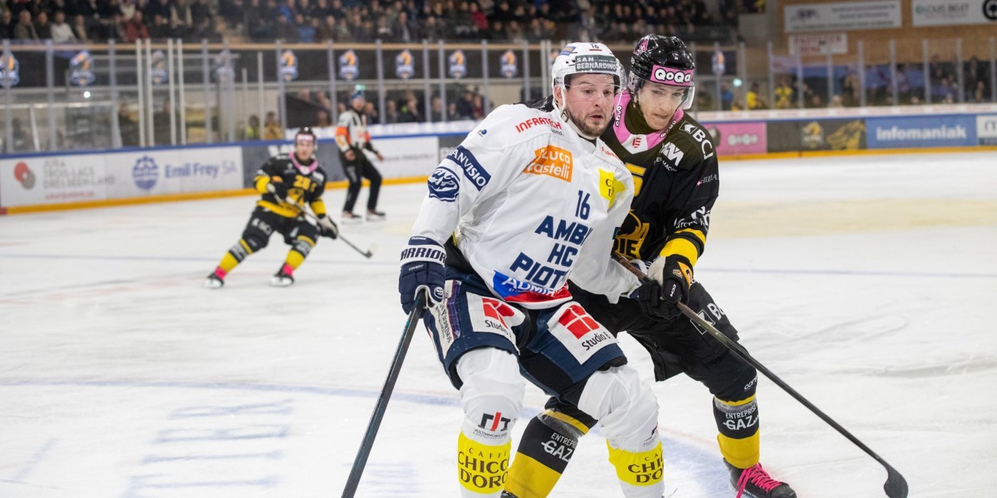 31.03.2026, Raiffeisen Arena, Porrentruy, hockey sur glace, National League, finale du play-out, HC Ajoie - HC Ambri-Piotta, Dominic Zwerger (Ambri-Piotta), Gaël Christe (Ajoie). Guillaume Hentzi / Bist