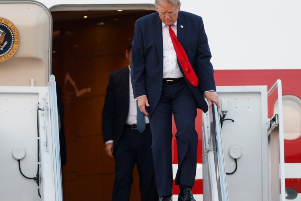 Les Etats-Unis devraient annoncer prochainement de nouvelles taxes douanières à l'encontre de dizaines de pays. Photo: Le président Donald Trump descend les marches d’Air Force One à son arrivée à la base interarmées Andrews, dans le Maryland dimanche dernier. KEYSTONE