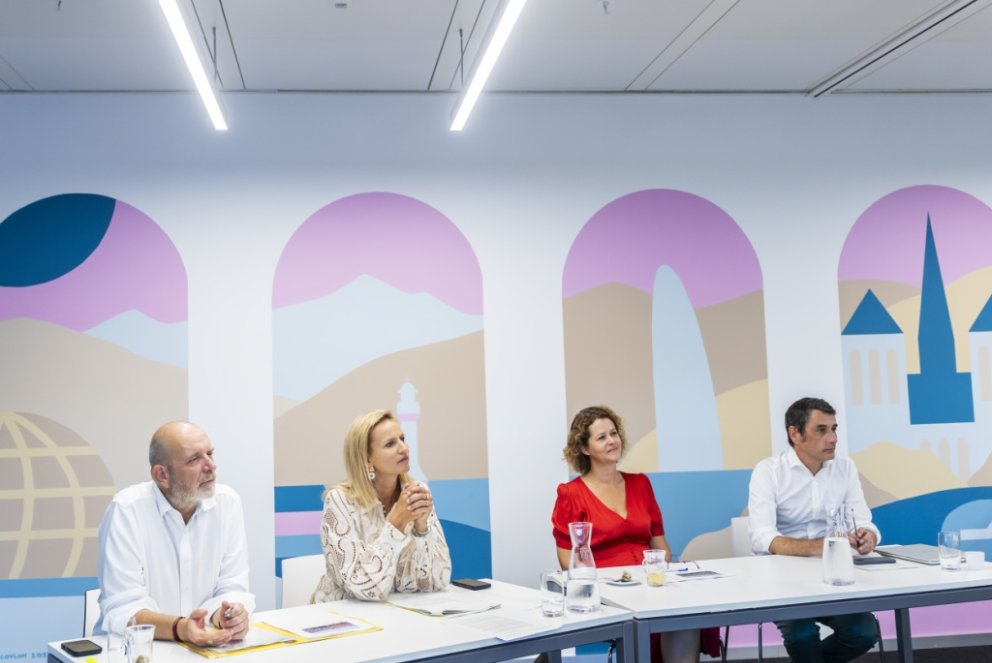 Le nouveau dispositif genevois d'incitation à la production audiovisuelle a été présenté à la presse par le conseiller d'Etat Thierry Apothéloz, la conseillère d'Etat Delphine Bachmann, la conseillère administrative de la Ville de Genève Joëlle Bertossa et Antoine Lejoindre, Film Officer. KEYSTONE