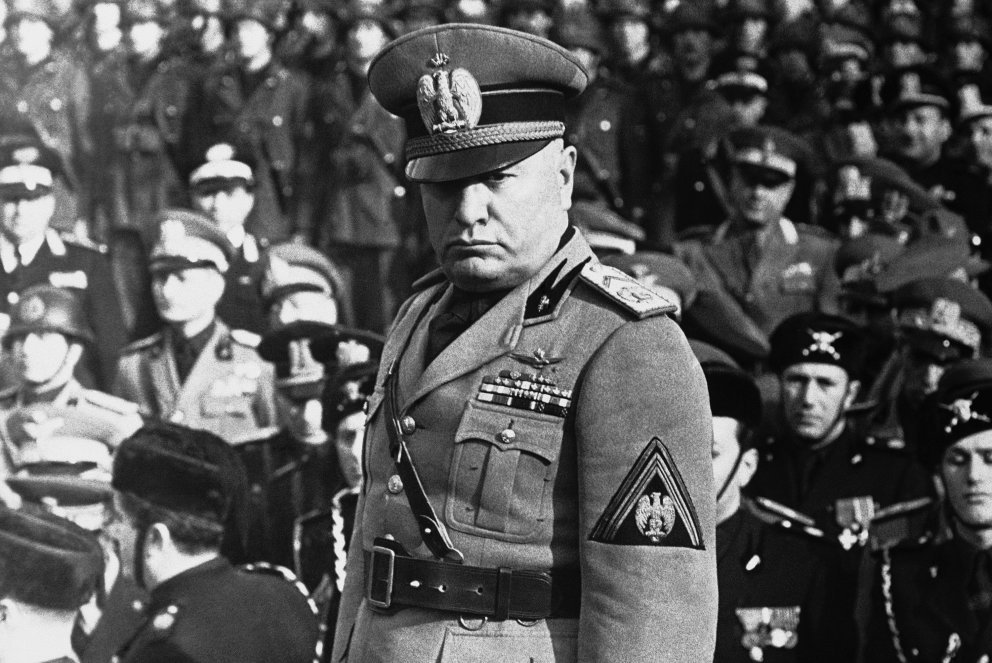 Benito Mussolini lors d’un défilé de sa garde personnelle. Rome, février 1943.