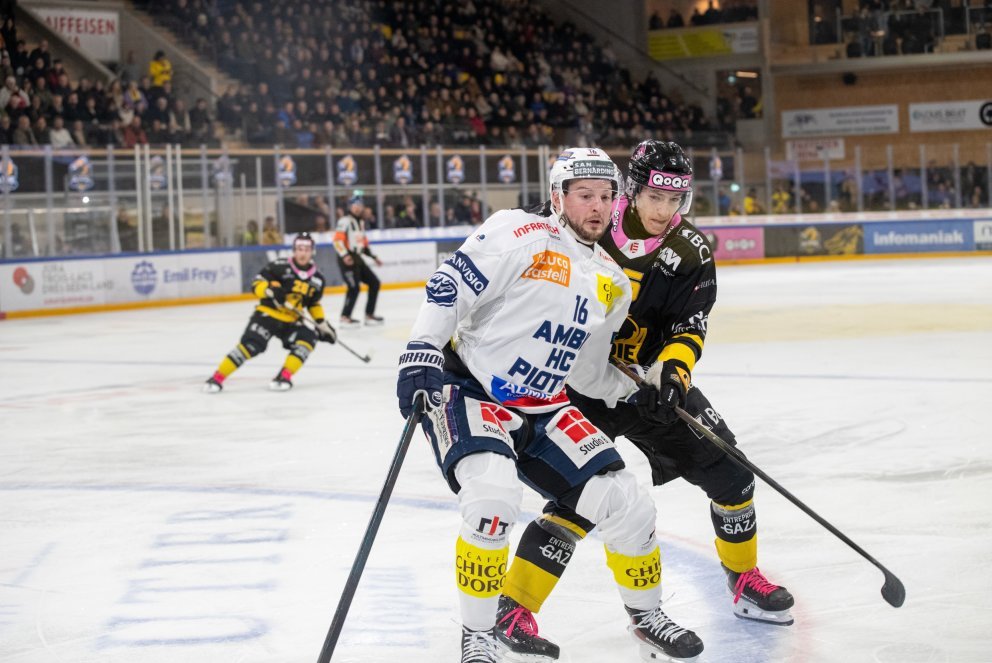 31.03.2026, Raiffeisen Arena, Porrentruy, hockey sur glace, National League, finale du play-out, HC Ajoie - HC Ambri-Piotta, Dominic Zwerger (Ambri-Piotta), Gaël Christe (Ajoie). Guillaume Hentzi / Bist
