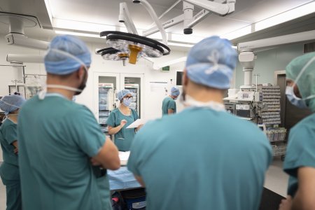 Das medizinische Transplantationsteam bespricht sich mit der Transplantationskoordinatorin vor der Entnahme des Herzens im Operationssaal des Spenderkrankenhauses, fotografiert im Herbst 2025 in der Schweiz. Das Herz des Spenders wird in eine OCS-Herzperfusionsmaschine mit einigen Litern Blut des Spenders gelegt. Diese Maschine ermoeglicht es dem Herzen, waehrend des Transports vom Spenderkrankenhaus zum Empfaengerkrankenhaus ohne Anstrengung zu schlagen. Um die Anonymitaet der Herztransplantation zu wahren, geben wir weder das genaue Datum noch den Ort der Entnahme und Transplantation bekannt. (KEYSTONE/Gaetan Bally)