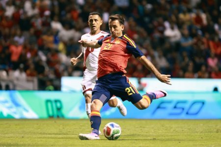 epa13025450 Mikel Oyarzabal (front) of Spain controls the ball during a international soccer friendly match between Spain and Peru ahead of the 2026 FIFA World Cup in Puebla, Mexico, 08 June 2026. EPA/ALEX CRUZ