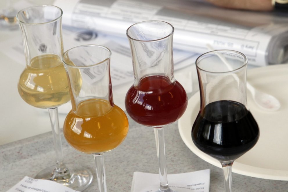 Plus de 900 produits, comme ici des huiles de vinaigre, sont soumis aux jury à chaque édition.